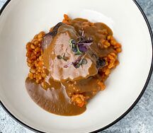 Томленые телячьи щеки с перловкой