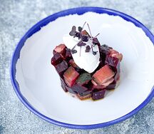 Винегрет Малевича с копченой свеклой, козьим сыром и авокадо
