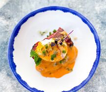 Хашбраун с брискетом, яйцом пашот и соусом Голландский барбекю