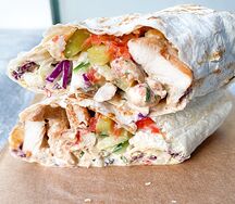 Шаверма сырная с курицей и овощами