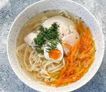 Куриный суп с домашней лапшой, куриным филе, яйцом и укропом