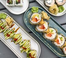 Теплый ролл с креветкой, лососем и омлетом