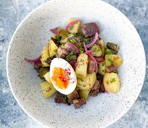 Салат с брискетом, картофелем, яйцом, маринованным огурцом и луком
