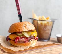 Бургер Брискет BBQ с картофелем фри и кетчупом