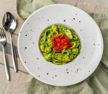 Паста с курицей и соусом песто