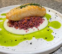 Стейк из лосося с чечевицей, апельсином и соусом