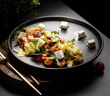 Теплый салат с цыпленком и сыром Фета