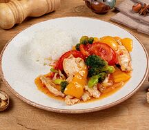 Курица с овощами в кисло-сладком соусе