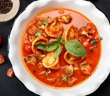 Равиоли с мраморной говядиной и томатным соусом
