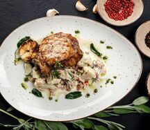 Свиная корейка на гриле с цветной капустой