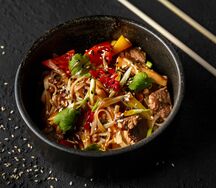 Говядина с рисовой лапшой и овощами