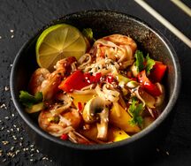 Креветки с рисовой лапшой и овощами