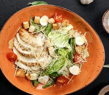 Салат Цезарь с курицей