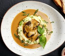 Говяжьи щечки с пюре и мясным соусом