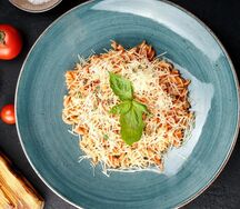 Паста Фузилли с соусом Арабьята и сыром