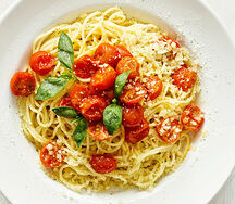 Спагетти с базиликом и томатами