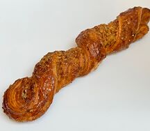 Косичка с кленовым сиропом и грецким орехом