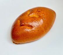 Пирожок с луком и яйцом