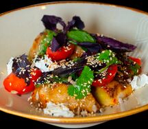 Теплый салат с хрустящими баклажанами