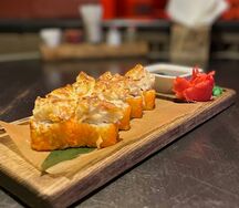 Запеченный ролл с крабом