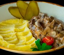 Бефстроганов из говядины с картофельным пюре