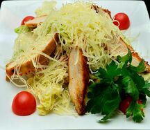 Салат Цезарь с курицей