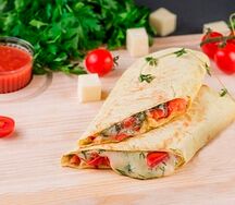 Моцарелла в лаваше с овощами