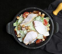 Салат Цезарь с курицей