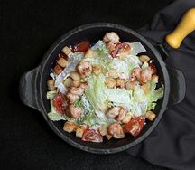 Салат Цезарь с креветками