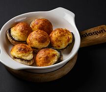 Шампиньоны с сыром сулугуни