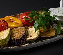 Овощи гриль с соусом дзадзики