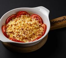 Сулугуни, запеченный с помидорами