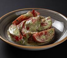 Салат из помидоров с соусом мацони зеленой аджики