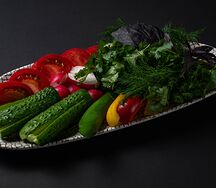 Ассорти из свежих овощей и зелени