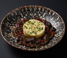 Чакондрили из говядины с пюре из запеченного картофеля