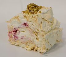 Меренговый вишневый рулет домашнее пирожное