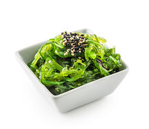 Салат чука с ореховым соусом