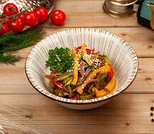 Тёплый салат с телятиной и овощами