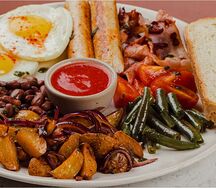 Английский завтрак с колбасками, беконом и фасолью