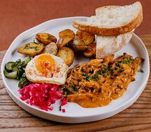 Бефстроганов из говядины и цыплёнка с молодым картофелем