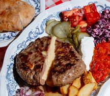 Пунена плескавица на тарелке