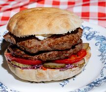 Бургер Плескавица классическая с двойной котлетой в булочке