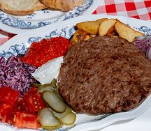 Плескавица классическая на тарелке