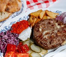 Гурманская плескавица на тарелке