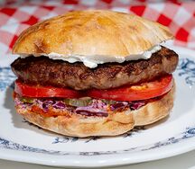 Пунена плескавица в булочке