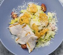 Салат Цезарь с курицей