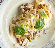 Тальятелле с копченной курицей и грибами