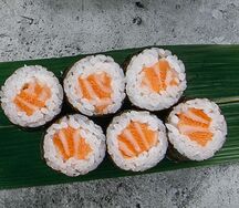 Ролл с лососем