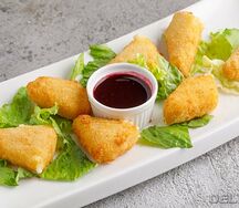 Жареный сыр сулугуни с ягодным соусом