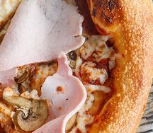 Пицца с ветчиной и грибами